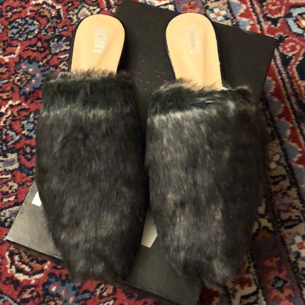 New in box Beautiful Renvy Grey Faux Fur slippers